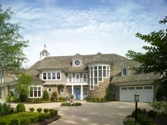 Shingle-style-family-vacantion-retreat-house-1-554x415