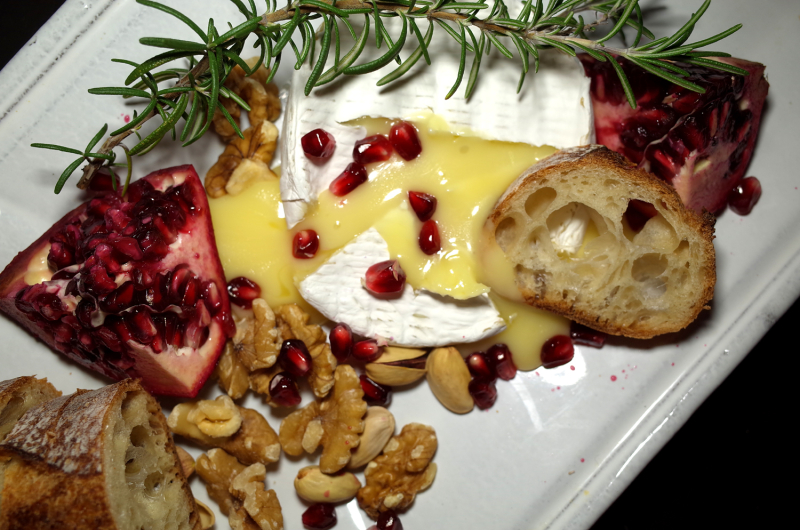 R0055380_baked camembert cheese with pomegranate&walnuts