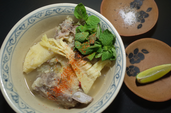 R0056267_Hot pot off spareribs and bambooshoot in Laos style