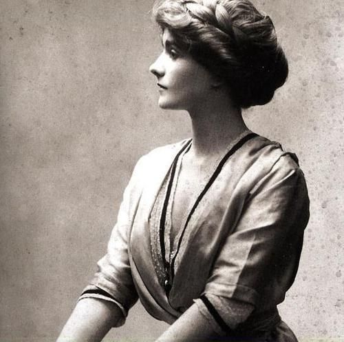 Coco-chanel-at-age-23-1347911218_b